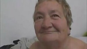 Hssliche Oma zum Schlucken g.