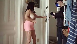 Zustelldienst Bote Geblasen und Sperma Geschluckt. Hausfrau mit Naturbusen blst den Essen Zusteller Lieferservice